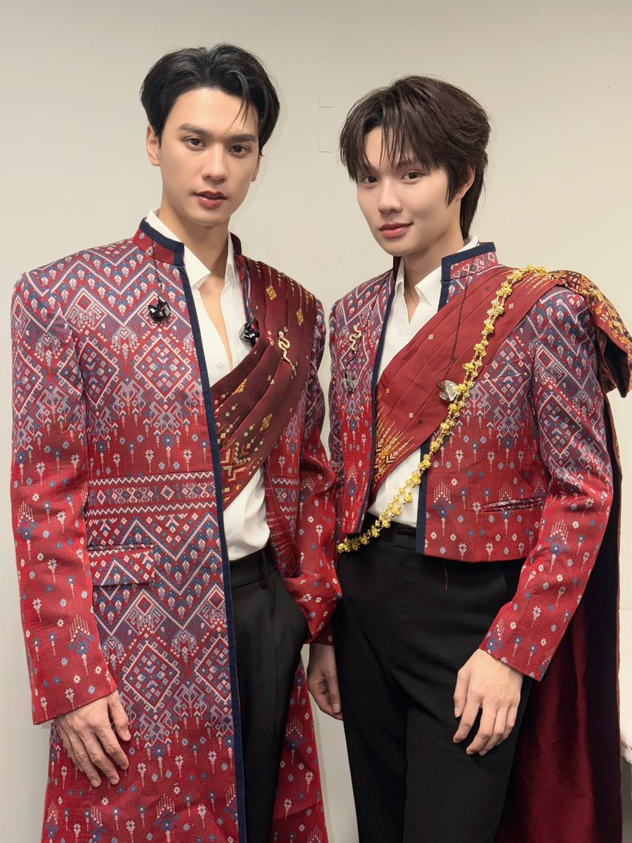 flowerknows614's tweet photo. ชุดโคตรสวย น้ำปิงเป็นกึ่งสไบ พี่เก่งเป็นชุดคลุมยาว เหมือนผู้ว่ากับภริยานักการฑูต เลือกชุดไปดี๊ดี😭

KNP IN NEW YORK
#KengNampinginUSA
#KengNamping https://t.co/UcyrYAgGnz