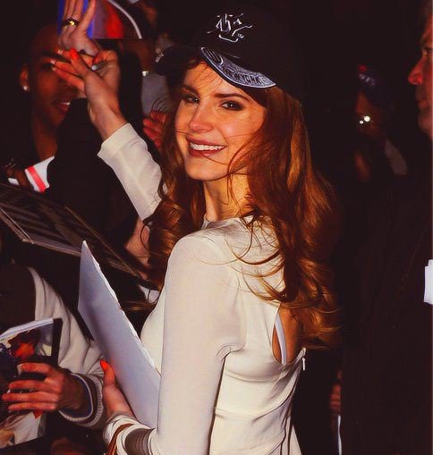 hourly lana` tweet media