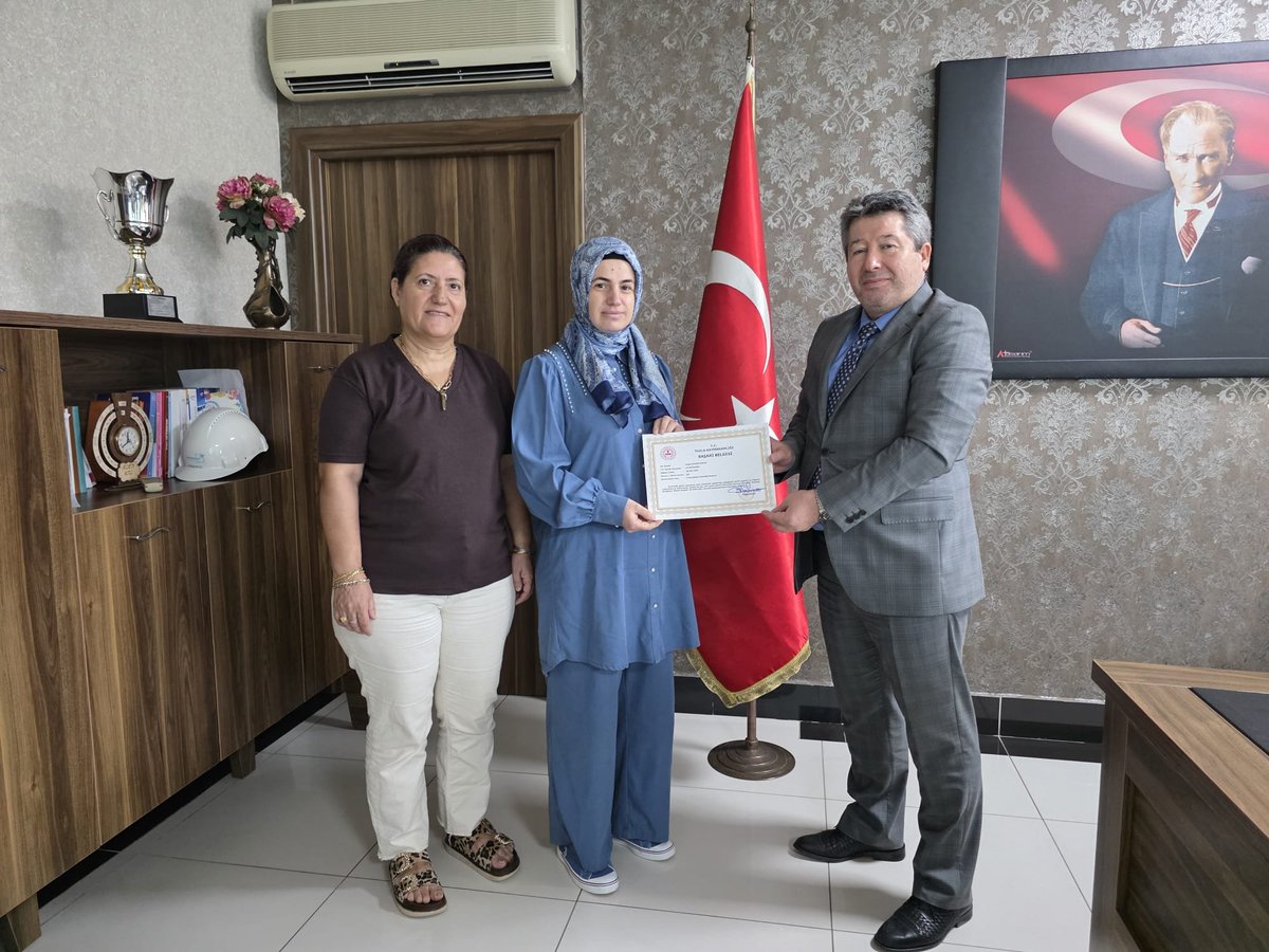 tuzlasgm's tweet photo. Kamu hizmetlerinin etkin şekilde yürütülmesine katkı sunan, Prim Tahk.Tahs.S.personelimiz Fatma Kazan Durak ile İşyeri Tesc.pers. Halis Bora'ya Sn. Kaymakamımız tarafından verilen Başarı Belgeleri Müd.müz Adem Koç ve Müd.Yrd. Gülay Toker tarafından takdim edilerek teşekkür edildi https://t.co/e6MDJ5OeTV