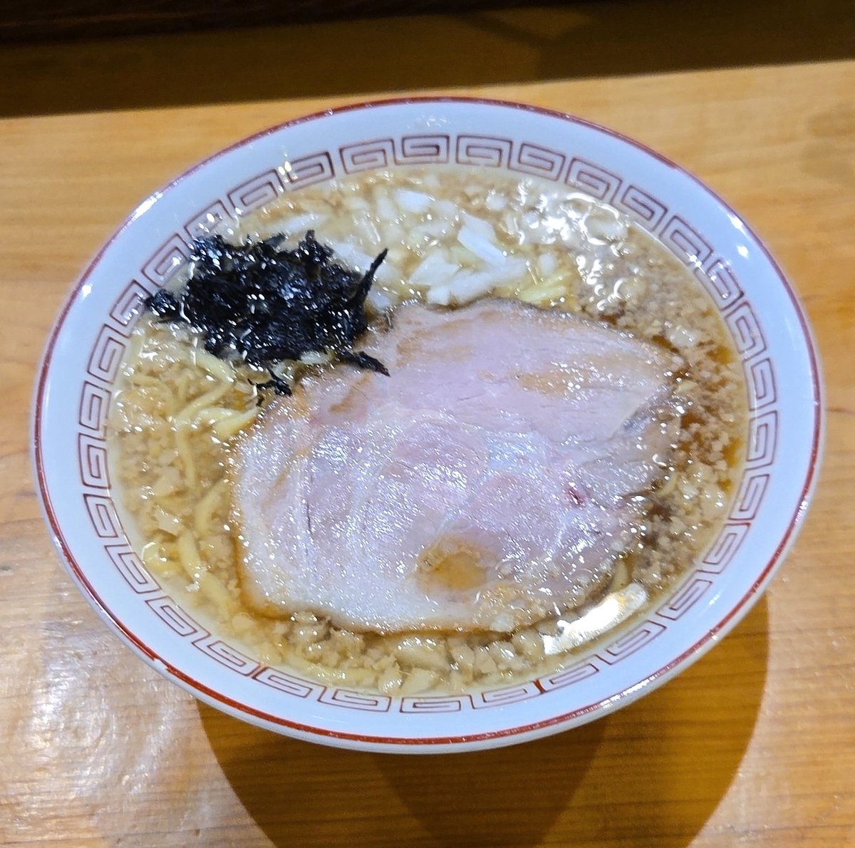 KaizokuoMa's tweet photo. 【背脂煮干し中華そば 和市】新橋
背脂煮干中華そば(醤油)多め+ライス(少)
訪麺🍜多めで背脂が表層を覆う清湯soup！どっしり重厚な動物出汁にbitterな煮干の芳香…コク深く中毒性の高い味わいと余韻にほくそ笑む珠玉の逸杯♪めッちゃウマ──ッ!
プリモチの中太麺&amp;🥩🧅セル丼も最高🥰
超絶美味‼️🙏💥💯 https://t.co/YXC6hOBfcn