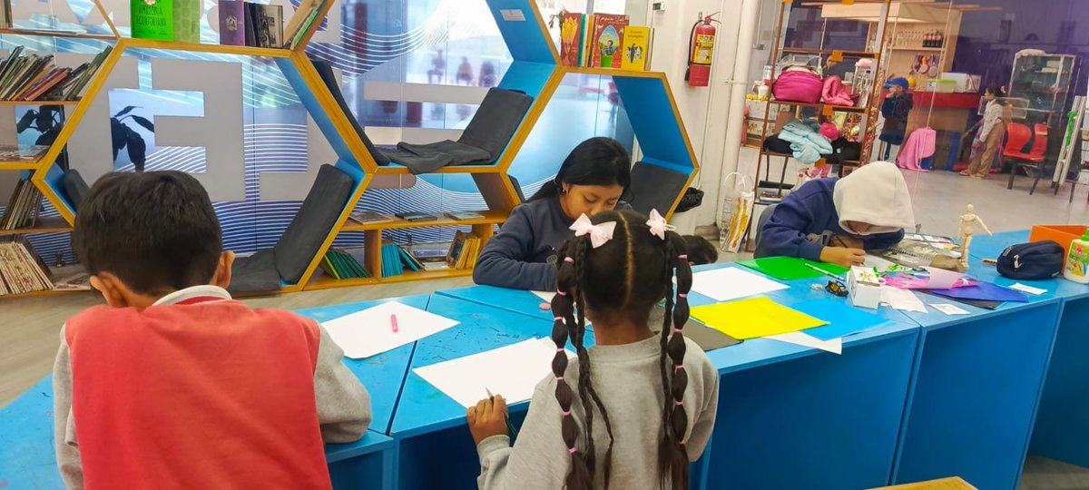 quitocumanda's tweet photo. ✍️ #VeranoDeLasArtes |  Hoy la imaginación tomó forma en el Parque Urbano Cumandá. 

Niñas y niños participaron en "Mi Monstruo" 👾, un laboratorio de escritura creativa donde dieron vida a personajes e historias nacidas de su imaginación.

@culturaquito

#QuitoRenace https://t.co/3g3K5yn0FY