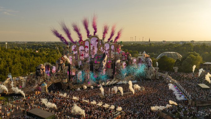TomorrowlandAR1's tweet photo. La hora dorada sobre los Sagrados Terrenos de Tomorrowland. https://t.co/PABDB8Cz71