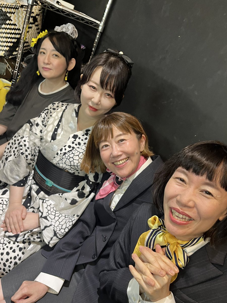 ex_ammonite's tweet photo. 昨日もライブありがとうございました！OP映像も激マブでしたね‼︎

（写真は奥からキララちゃ��、アキコ先生、あだちさん、私）

出番前のひととき！

毎回、アキコ先生から自分の考え方が180度変わるようなお話をサラッと聞かせていただいてます！

いつもありがとうございます！！（よしこさん） https://t.co/6pEvRcOPt5