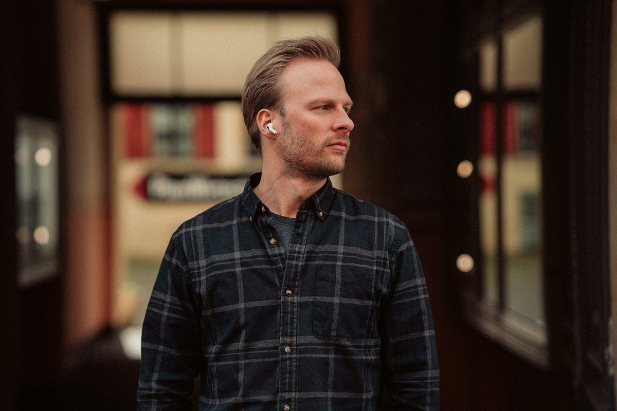 dushyantz's tweet photo. #productdesign #userexperiencedesign #apple The “mocked, then loved” AirPods effect https://t.co/Gq2A9gWypw https://t.co/5LKVVYaBOG