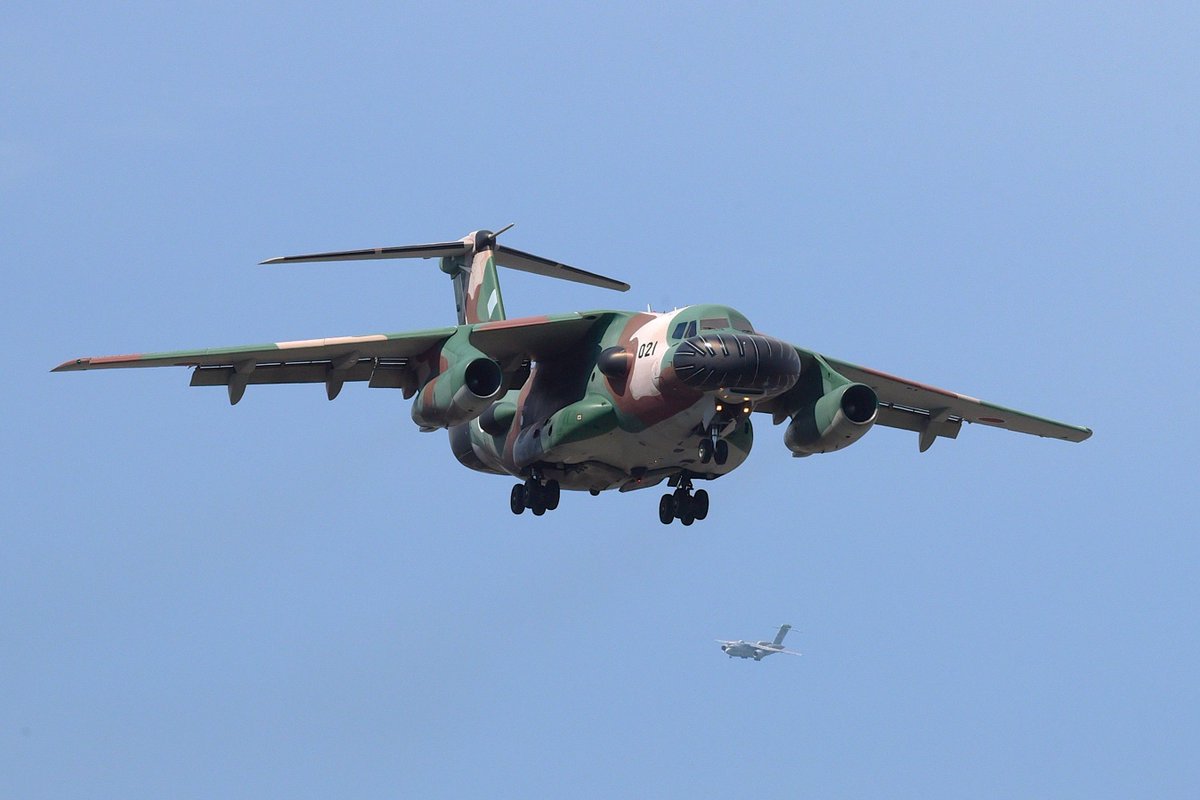 minokichi1102's tweet photo. いつかの入間基地
2019.8.6
タッチアンドゴーをくり返すEC1とRC2
2機で30分くらいグルグル回っていました
RC2には飛実の部隊マークがあります
#入間基地
#EC1 #RC2 https://t.co/ELiEVtwc0w
