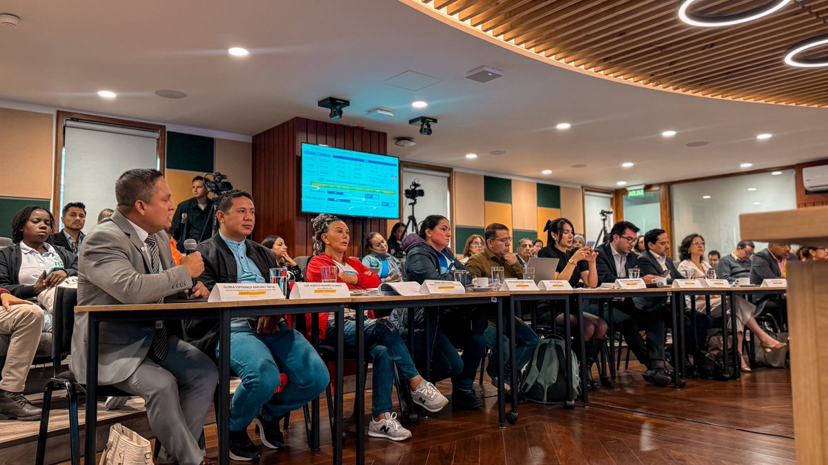 RuthQuevedoF's tweet photo. Hoy acudimos a la Corte , en mesa técnica solicitada por la @cracolombia 

Escuchamos todas las observaciones y  expusimos desde el.G Nacional, que:

1. El marco de Aseo es uno de los marcos más participativos en la historia de la regulación. Mas de 43 mil observaciones.

2. Este es un marco que mejora la transparencia del modelo actual de basuras que tiene presuntas irregularidades, falta de trazabilidad y de información, en busca de un modelo que garantice la veracidad de la información y que asegure que la tarifa le llegue a los recicladores que más lo necesitan. Entre otros elementos en linea con las acciones afirmativas en cumplimiento a la ST724.

3. Colombia ha dado un paso enorme con el decreto 271 de 2026 creando un piso de seguridad social para los recicladores, por parte de @MintrabajoCol

4. Las organizaciones de recicladores tutelantes de la sentencia T724 han solicitado al Gobierno Nacional avanzar en el proceso porque consideran que los nuevos marcos amplian la concreción de la acción afirmativa.

5. Otras organizaciones hicieron presencia manifestando sus consideraciones y preocupaciones muchas de ellas solventadas por la CRA.

 Luego de hacer todas las claridades la H. @CConstitucional define abrir espacio para una audiencia pública para transparencia de la información contenida y cuya metodología se definirá. 

 Debe quedar claro y subrayado que la Corte reiteró que NO se está poniendo en cuestión el proceso de participación ya adelantado, y sus exhortaciones NO implican que haya que tener más consultas adicionales a las que han correspondido al debido proceso.

Nos anima la apertura del Honorable Magistrado Ibañez en respaldo a las Garantías de esta importante producción regulatoria. 

@MinAmbienteCo @Superservicios @MinSaludCol @DNP_Colombia @Minvivienda @cracolombia 

@petrogustavo