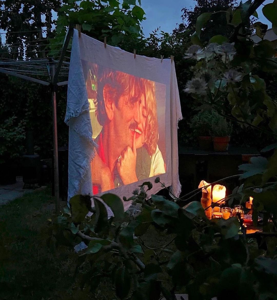 ev1lzaso's tweet photo. the art of watching movies outdoors https://t.co/pZ7UrTN5qW