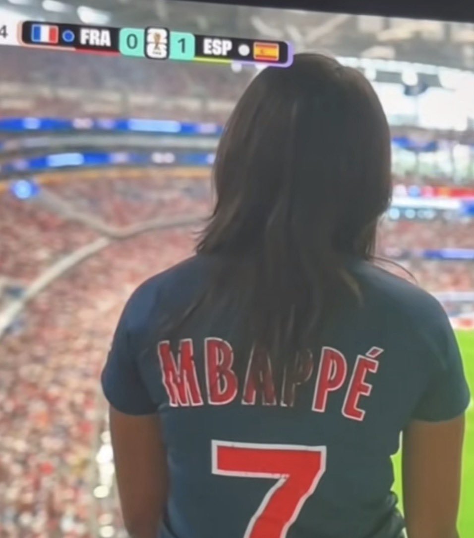 Sobrigante78's tweet photo. Sa fait 3 jours que le match est fini est ont sais toujours pas qui est cette femme https://t.co/aV4SK0xSSi