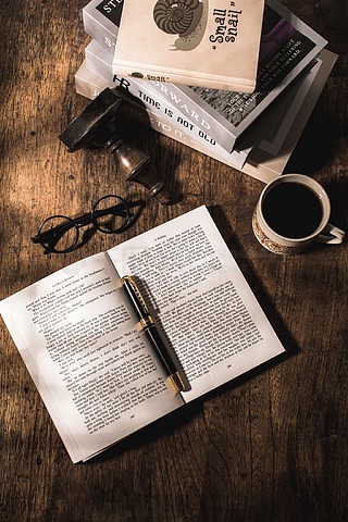 goyang_e_cute's tweet photo. Cozy Sunday night: brewing hot coffee, flipping a good book, and the warm glow of my fairy lights making everything feel just right. ， https://t.co/Qi24uz7I3P