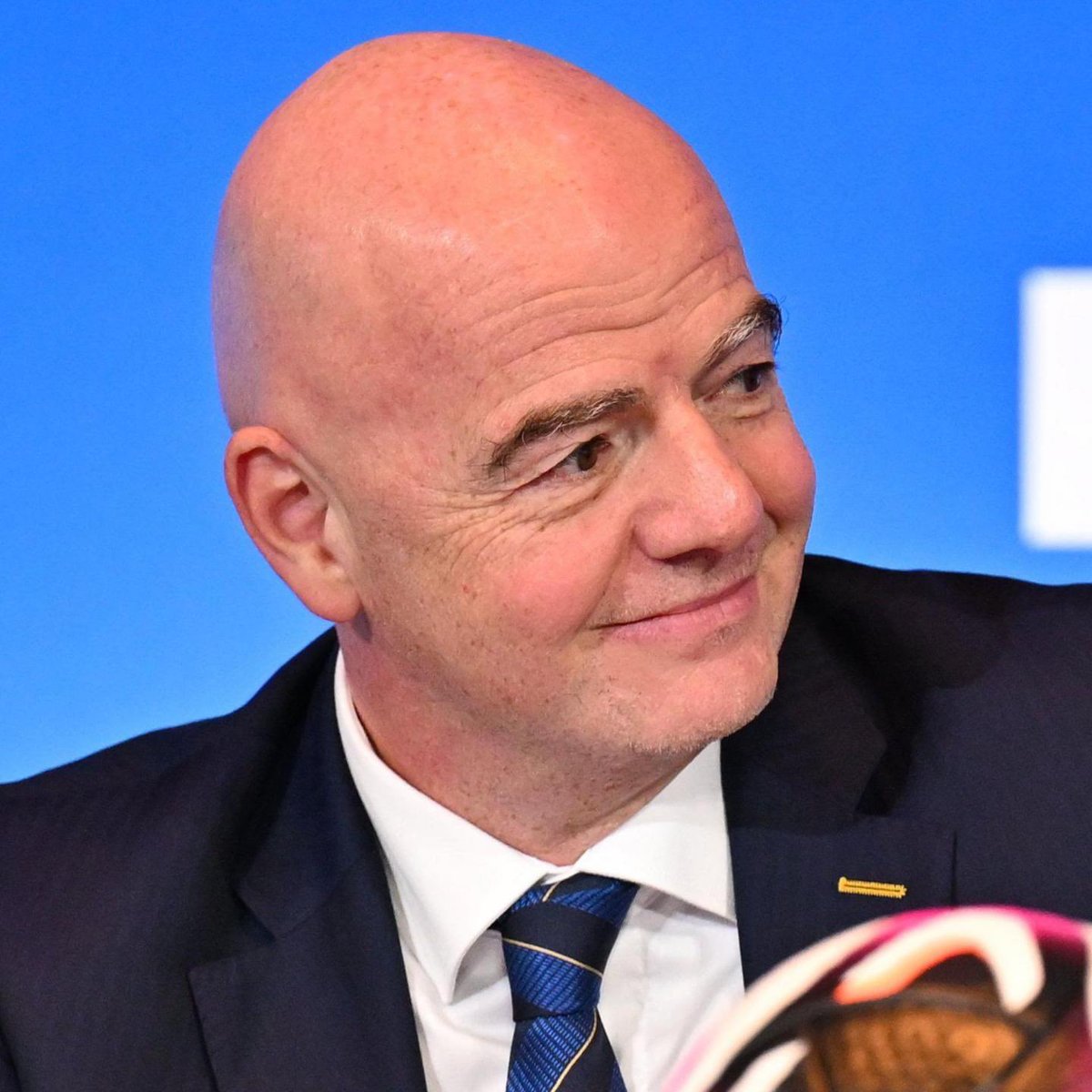 TouchlineX's tweet photo. 🚨🗣️ Former FIFA president Sepp Blatter:

"The hydration breaks were just the start. On Sunday, the World Cup final will see the highlight of the tournament – the longest half-time-break in football-history. The World Cup final as a copy of the Super Bowl. Quo vadis, FIFA?" https://t.co/YArTjMl6Jg
