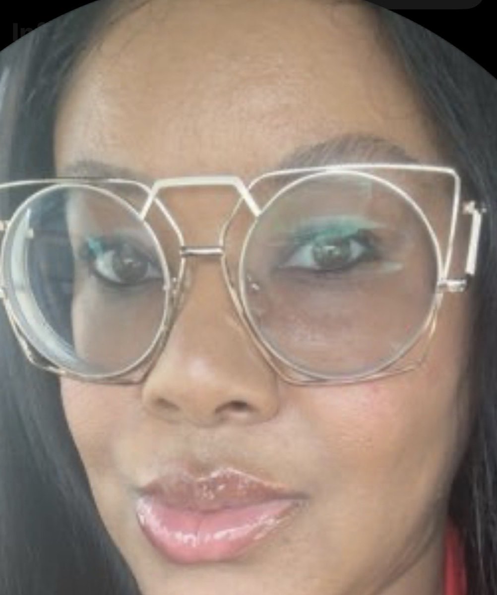 suggafoottt's tweet photo. @IRaiderette @freshfrfr Ya glasses big as hell but your forehead is bigger you look like something if off. Nostrils falling apart n shit girl. https://t.co/i37J3O6KSs