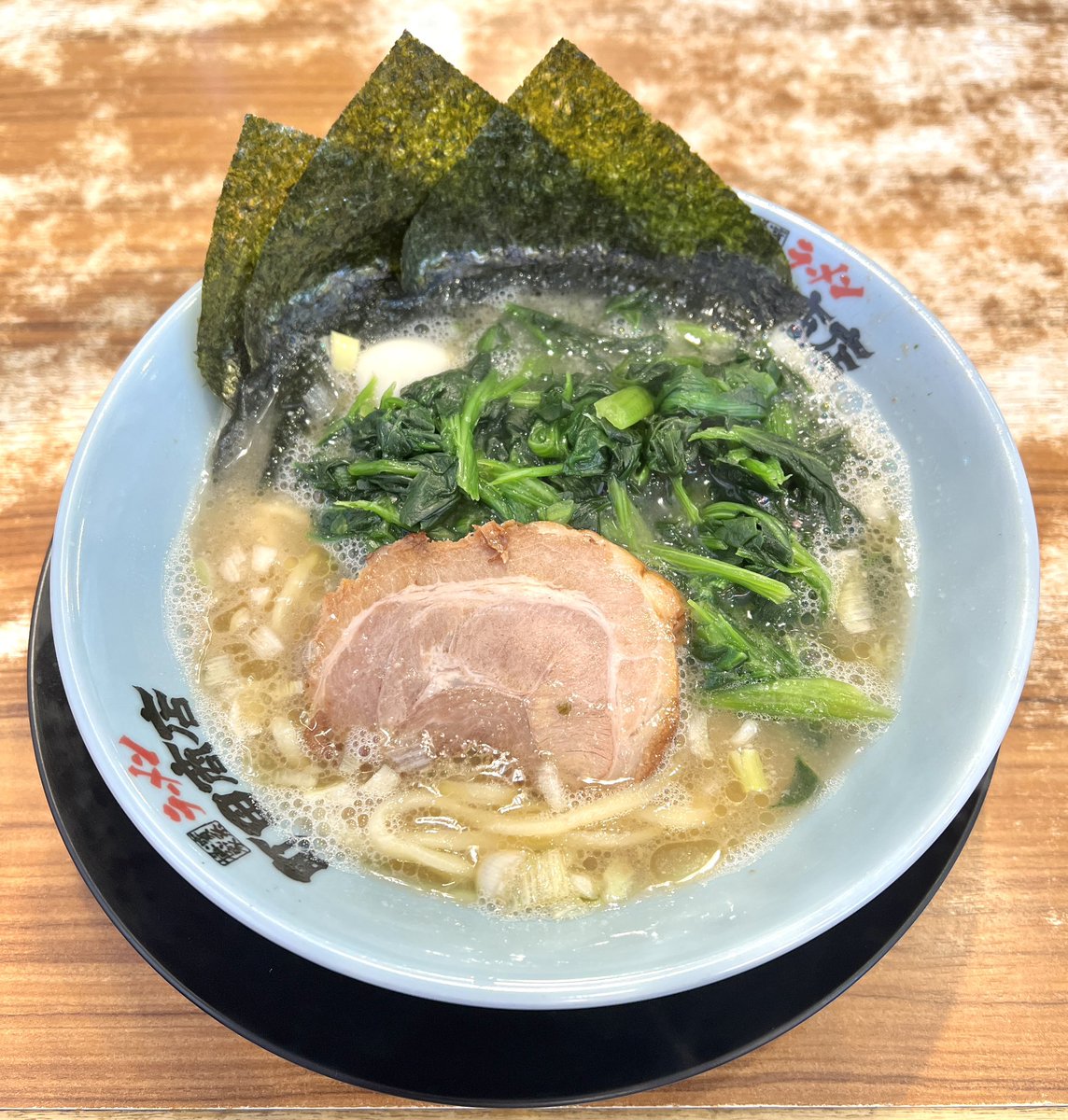 casshern_pat's tweet photo. 今日の怒濤🔥

町田商店、来店スタンプ2倍×完まくスタンプ2倍Day🎉

塩ラーメン
脂少なめ 半麺 ほうれん草増し😄

問題は今日も行くかどうか🤔

今日も行く、今日は行かない、今日も行く、今日は行かない、ううむ🤔

#ラーメン
#町田商店
#町田
#相模原 https://t.co/pubRLk2Kuz