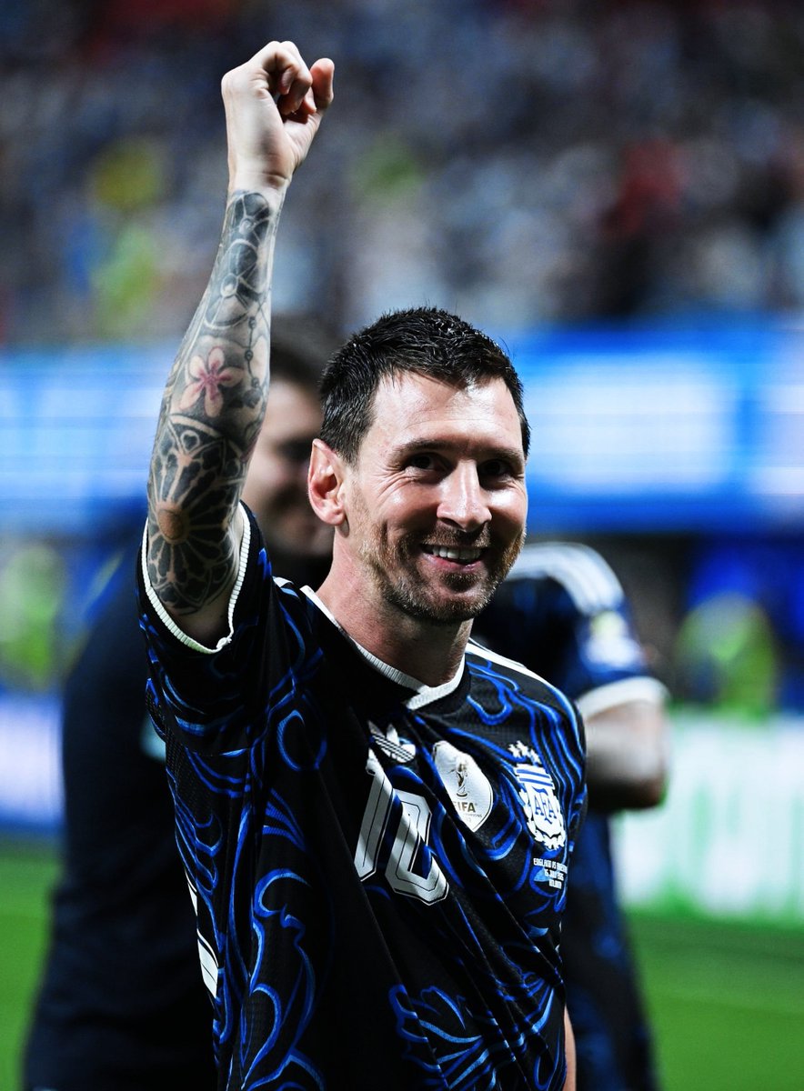 VibesFoot's tweet photo. 🎙 « Ta carrière ressemble à un jeu vidéo : tu débloques un niveau après l’autre jusqu’à atteindre la finale. Est-ce que tu ressens cela ? »

Lionel Messi 🇦🇷 : « 𝗢𝗨𝗜, 𝗠𝗔𝗜𝗦 𝗝’𝗔𝗜 𝗗𝗘́𝗝𝗔̀ 𝗙𝗜𝗡𝗜 𝗟𝗘 𝗝𝗘𝗨. 😮‍💨🐐 » https://t.co/16B0Dd9Cyp