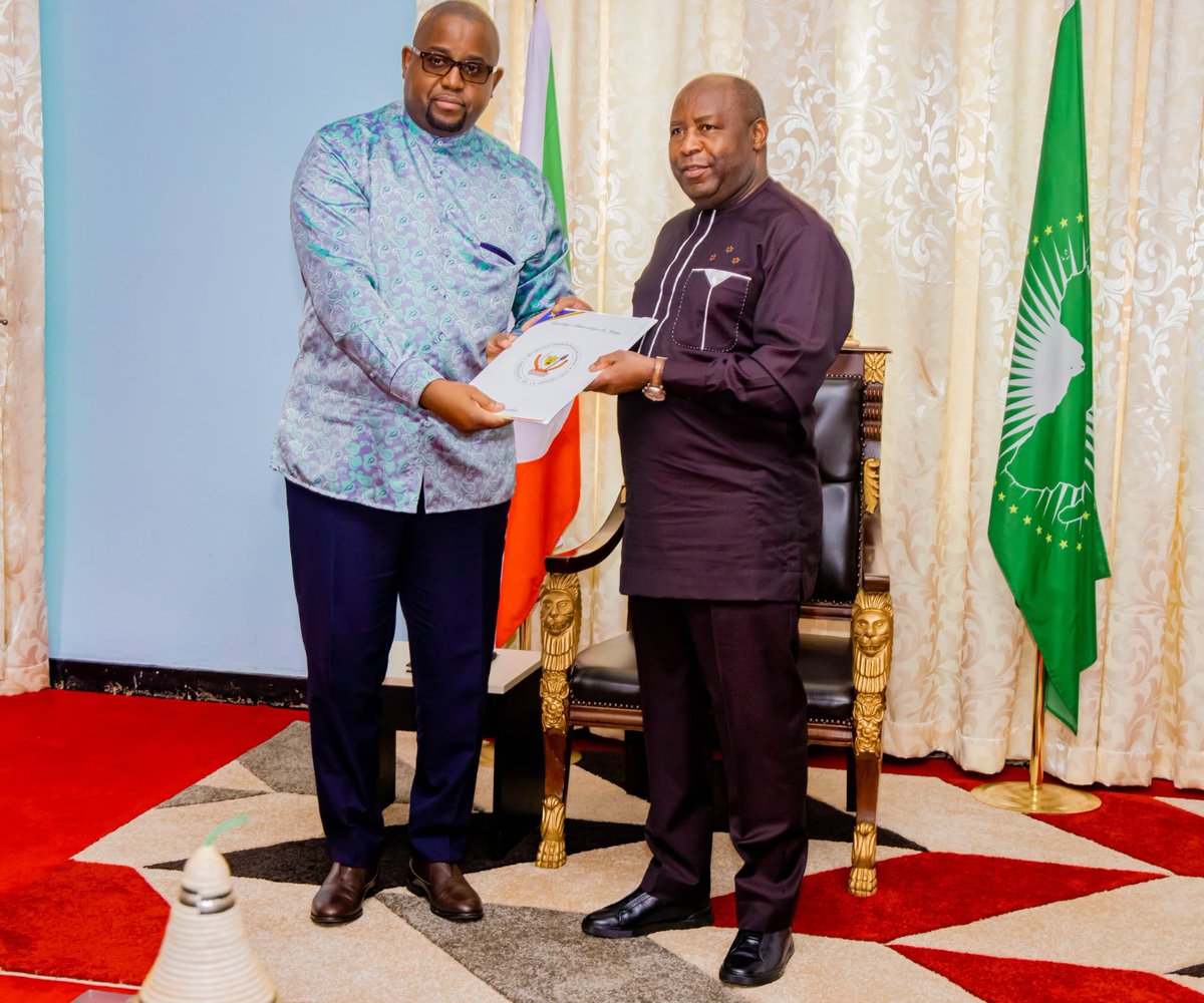 KwaNtare's tweet photo. Ku kirimba c'igitega, Umukuru w'igihugu akongera akaba Umukuru w'ishirahamwe @_AfricanUnion Nyenicubahiro @GeneralNeva yarakiriye kw'igenekerezo rya 15 Mukakaro 2026, Floribert Anzuluni Isiloketshi, Umushikiranganji wa #RDC ajejwe iyinjira ry'igihugi ca Kongo mu karere,  akaba yaje ari Intumwa ya Nyenicubahiro Félix Antoine #Tshisekedi, Umukuru w'igihugu ca #RDC. Baganiriye kuvyerekeye akarusho mu mugambi w'amahoro mu buseruko bwa #RDCongo be no gutsimbataza imigenderanire hagati y'ibihugu vyompi.