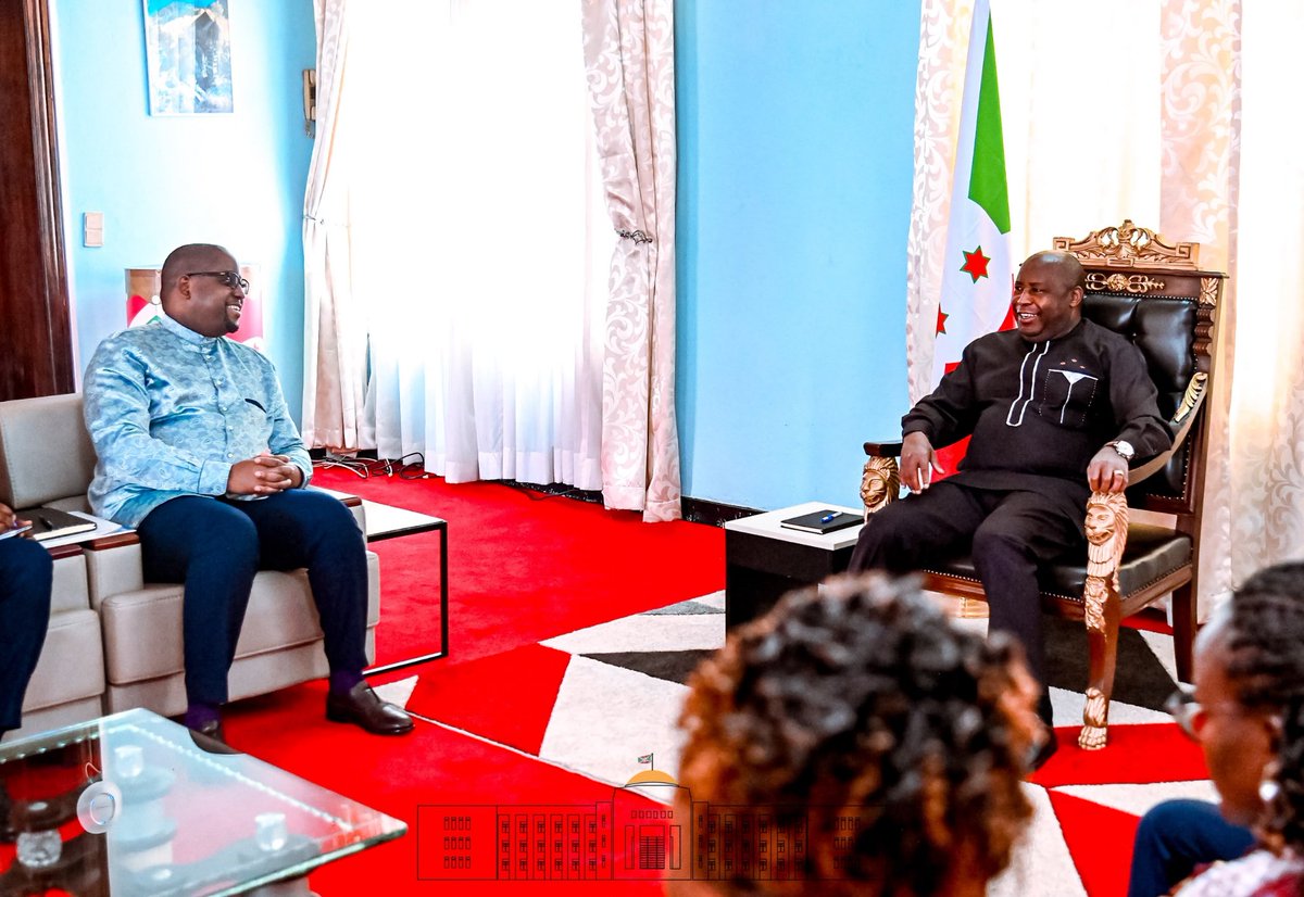 KwaNtare's tweet photo. Ku kirimba c'igitega, Umukuru w'igihugu akongera akaba Umukuru w'ishirahamwe @_AfricanUnion Nyenicubahiro @GeneralNeva yarakiriye kw'igenekerezo rya 15 Mukakaro 2026, Floribert Anzuluni Isiloketshi, Umushikiranganji wa #RDC ajejwe iyinjira ry'igihugi ca Kongo mu karere,  akaba yaje ari Intumwa ya Nyenicubahiro Félix Antoine #Tshisekedi, Umukuru w'igihugu ca #RDC. Baganiriye kuvyerekeye akarusho mu mugambi w'amahoro mu buseruko bwa #RDCongo be no gutsimbataza imigenderanire hagati y'ibihugu vyompi.