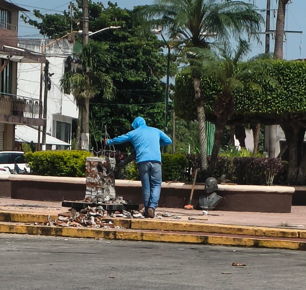 acastagne's tweet photo. Familia me permito informar que por instrucciones de la señora de Zacatecas Rocío Nahle @rocionahle acaban de demoler un busto que se encontraba instalado en el parque central en natal San Rafael de mi primo Camilo Castagnè, gran ser humano quien dedicó su vida a servir a la comunidad.

Ese odio que tiene la señora Nahle a mi persona por haber exhibido sus mansiones y riqueza inexplicable lo está trasladando hacia mi familia.

Señora Nahle @rocionahle los problemas que tenga con mi persona arréglelos conmigo, no se meta con mi familia, aquí estoy para lo que le pueda servir, le informo que seguiré señalando su autoritarismo, nepotismo, tráfico de influencias y la inmensa corrupción que le persigue !!!