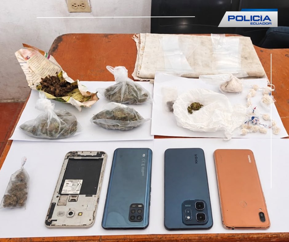 PoliciaEcZona6's tweet photo. CUATRO APREHENDIDOS POR PRESUNTO TRÁFICO DE DROGAS EN #Palora
Mediante labores de inteligencia e investigación, la #PolicíaEcuador aprehendió a 4 presuntos integrantes del GDO "Los Lobos", afectando actividades relacionadas con el tráfico de drogas.
#ServirYProtegerConFirmeza https://t.co/7hlj1Wj2es