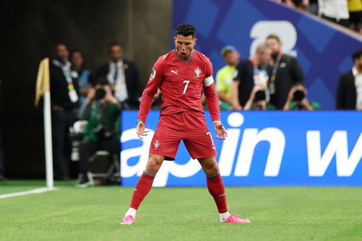ActuFoot_'s tweet photo. 🚨 Walid Acherchour sur le débat Messi 🇦🇷-🇵🇹 Ronaldo :

« Il y en a un qui dit "I'M BACK" après un doublé contre l'Ouzbékistan... 🇺🇿

Et un autre qui est en FINALE DE COUPE DU MONDE, quatre ans après l'avoir remportée. » 😭

🎙️ @AfterRMC https://t.co/CVoaba0dQo