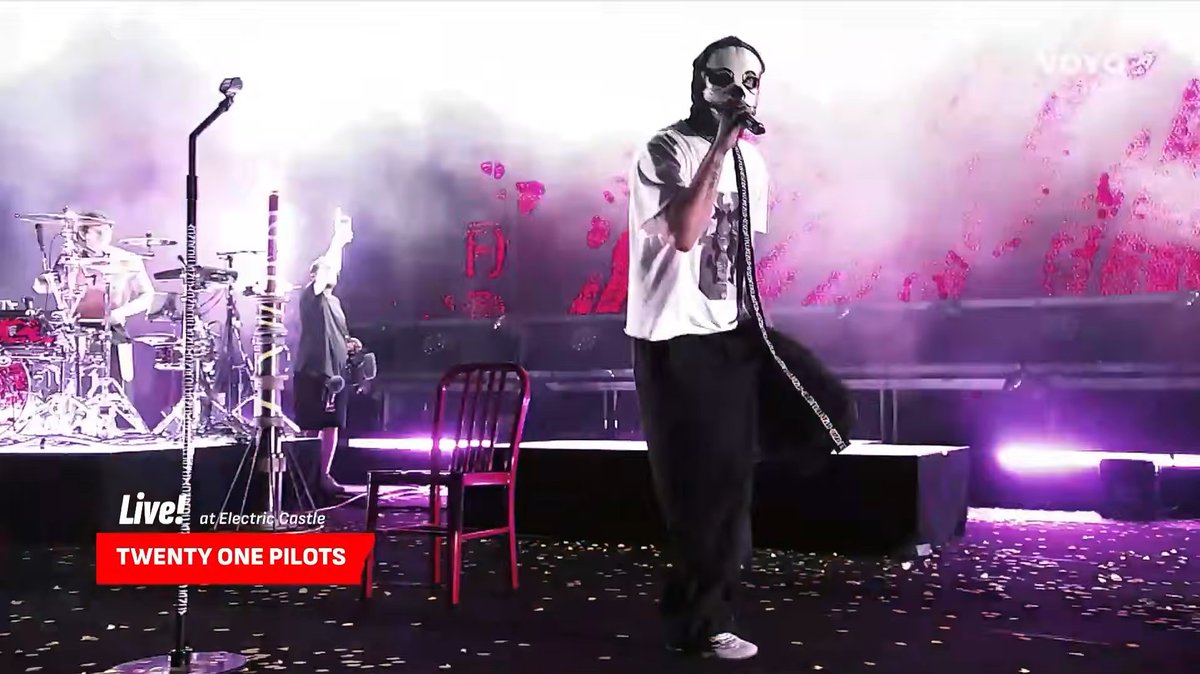 tyjumpsuit's tweet photo. remember that guy who's been to every single pilots' concert? just caught him recording the whole thing on his phone instead of enjoying the show 🙄 that's so unfair https://t.co/Ecj3QATV7Q