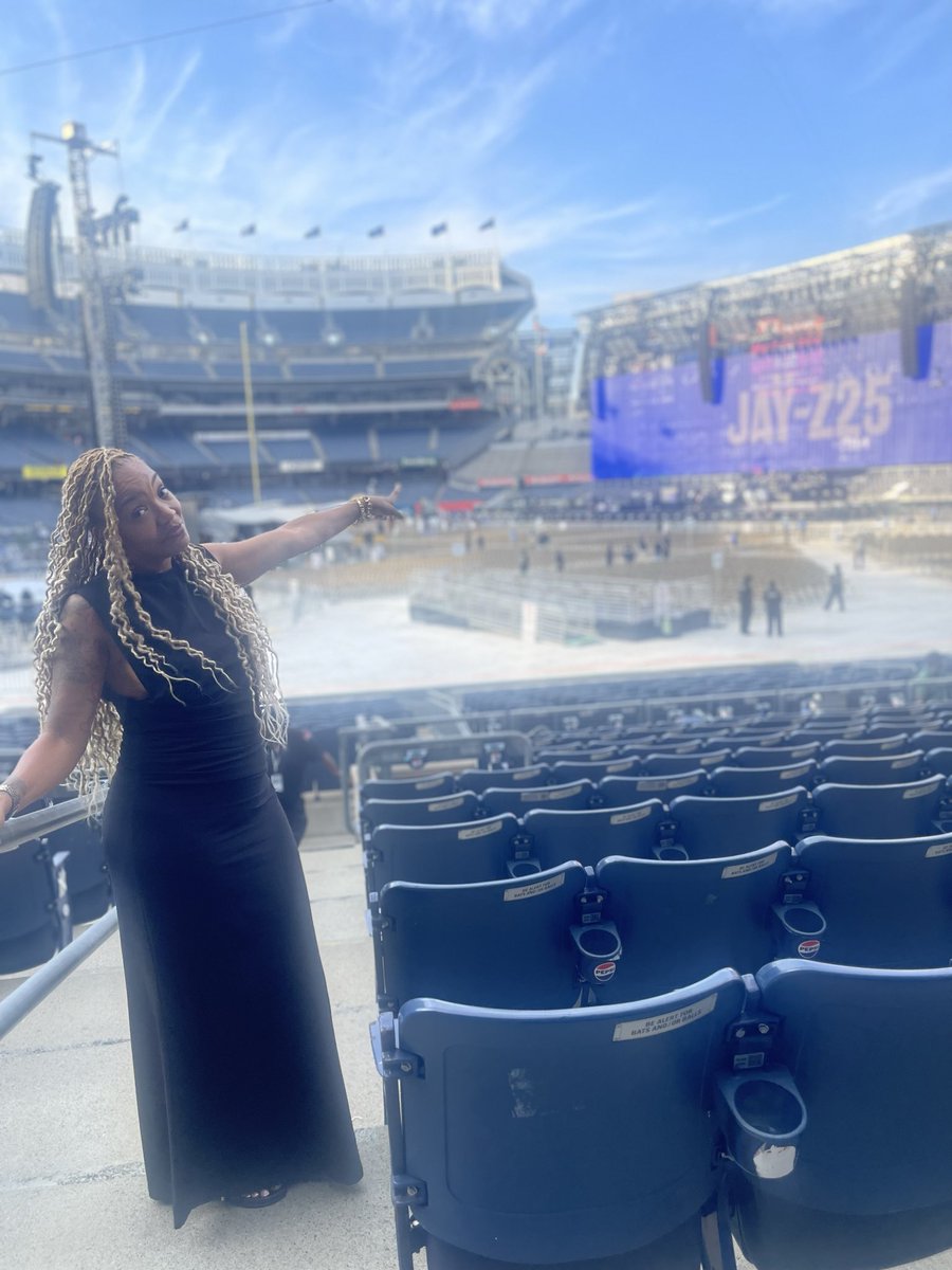 GoldeeeLoccs's tweet photo. What a time to be alive 🙌🏾 
#jayz https://t.co/g798aByMEg