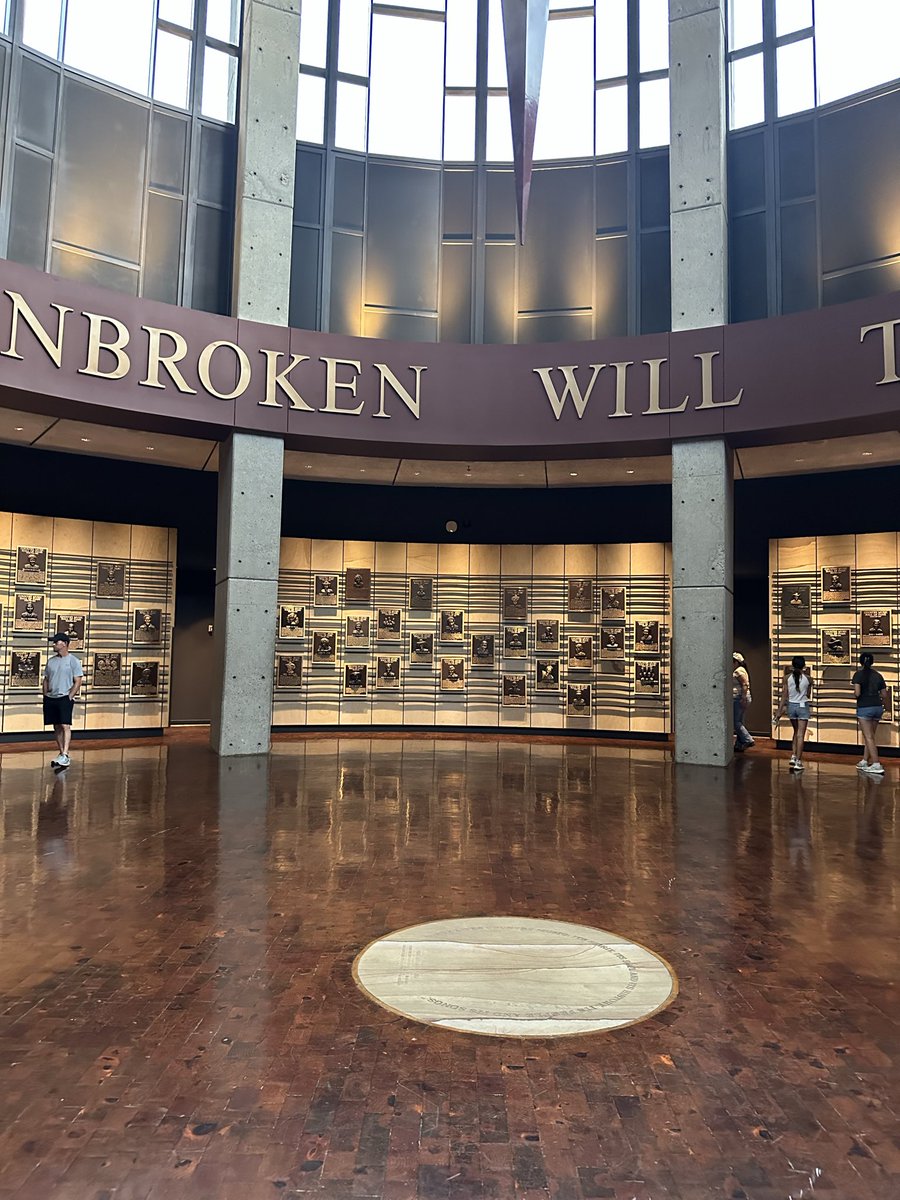 FreddyLA7's tweet photo. We spent our afternoon in Nashville visiting the Country Music Hall of Fame. As new fans of the genre, it was amazing to learn about the history and all the incredible stories behind it. Before today, we only knew about ten country artists. Now it feels like we know them all. https://t.co/jVncBtT9Al