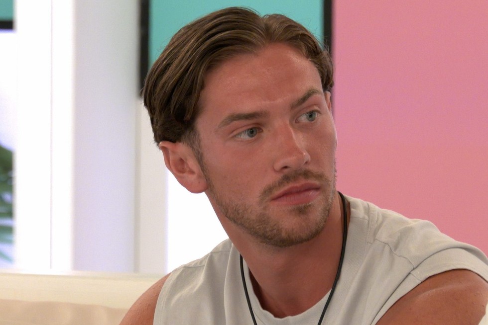 Maria_Afc_x's tweet photo. Jas definitely has a type, so why didn’t she choose Lorenzo? Kav just gives off fake vibes. Like, why do you feel the need to prove that you and Jas are genuine only if the ��L” bomb gets dropped? Real connections don’t need to be constantly proven or forced. 💔

#LoveIslandUK https://t.co/3G6blfHXfV