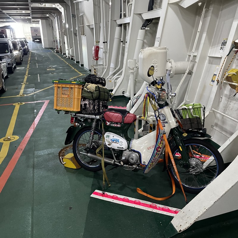 omatsu164's tweet photo. @MARUKOME_C125 あきらめたらそこで試合終了ですよ(　ﾟдﾟ)？？
この四国へフェリィした際、過積載で固定ロープ解いてもらってる最中に倒れそうになりました笑
引き続きゴアンゼンニ( ロ_ロ)ゞ https://t.co/0Jpic8wQCZ
