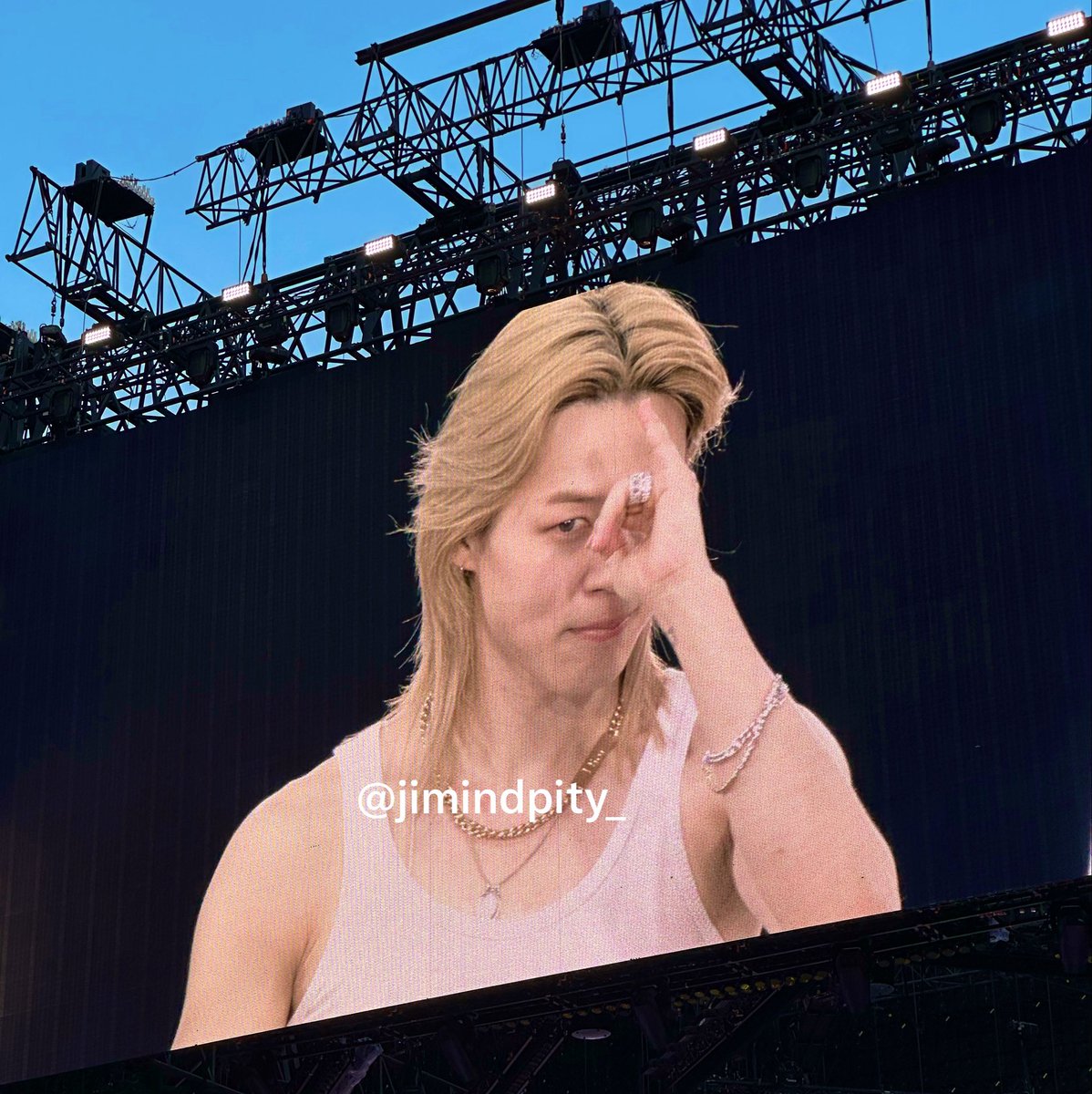 jimindpity_'s tweet photo. Ça c’est Jimin qui pinky promise de revenir à Paris ma belle mdrrr garde la pesca https://t.co/q87wRVFQoy