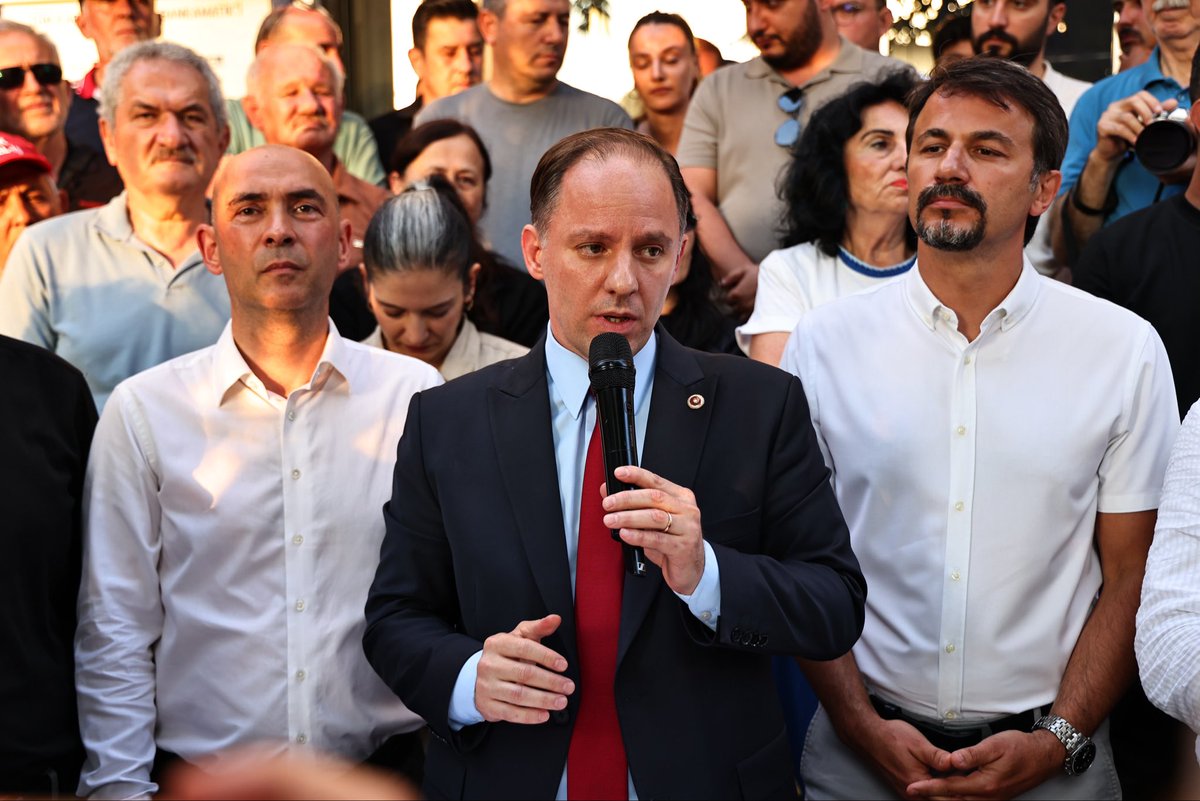 DuralDevrim's tweet photo. Biz, tarihin doğru tarafında; demokrasinin safındayız!

Halkımızla,örgütümüzle baba evimizin önünde 

mücadelemizi büyütüyoruz.

Biz kazanacağız,halkın iktidarını kuracağız https://t.co/as0gRp7ShD