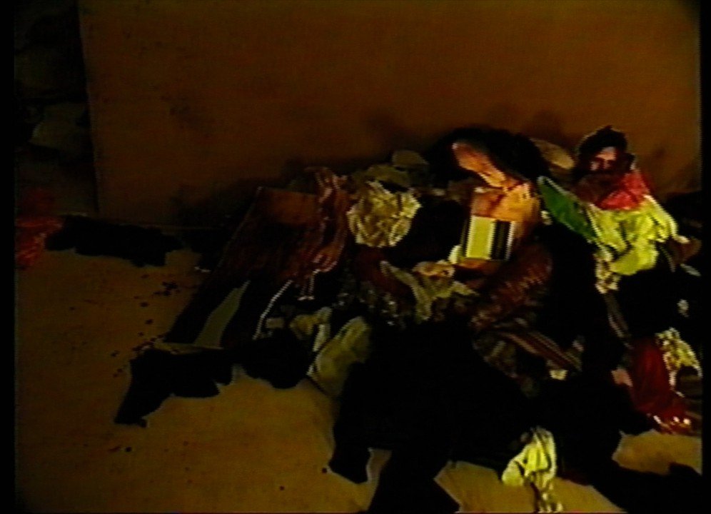 SKRON0W0's tweet photo. Se que no suelo públicar mucho aquí peroe resulta interesante el hecho que en la película de los backrooms (que apenas acabo de ver), es que en el 51:27 aparezca junto la ropa de la escena donde se llevan al chavo se vea antes de eso un cabeza de una mujer xd  #backroomsmovie https://t.co/hMBbgQZkRG