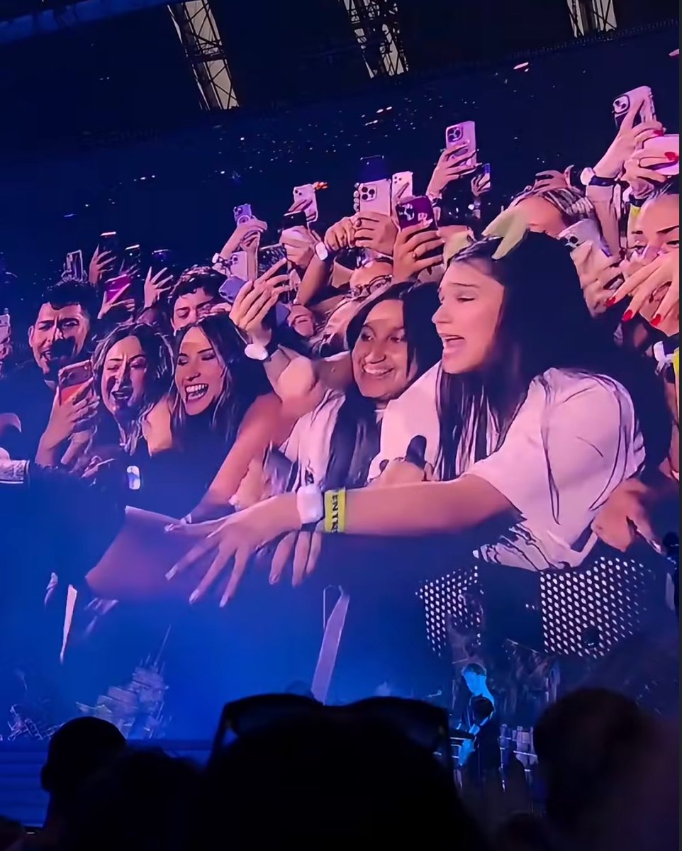 bigsleepxo's tweet photo. unbelievable. the way they were grabbing onto him and he couldn’t even leave! i really hope abel doesn’t stop doing out of time because of this. please, respect boundaries https://t.co/3jd6N8rVx5