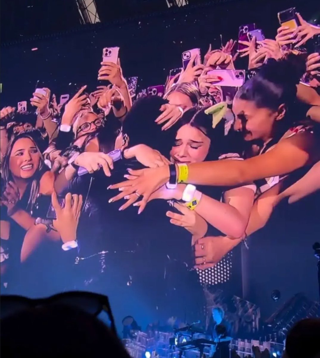 bigsleepxo's tweet photo. unbelievable. the way they were grabbing onto him and he couldn’t even leave! i really hope abel doesn’t stop doing out of time because of this. please, respect boundaries https://t.co/3jd6N8rVx5