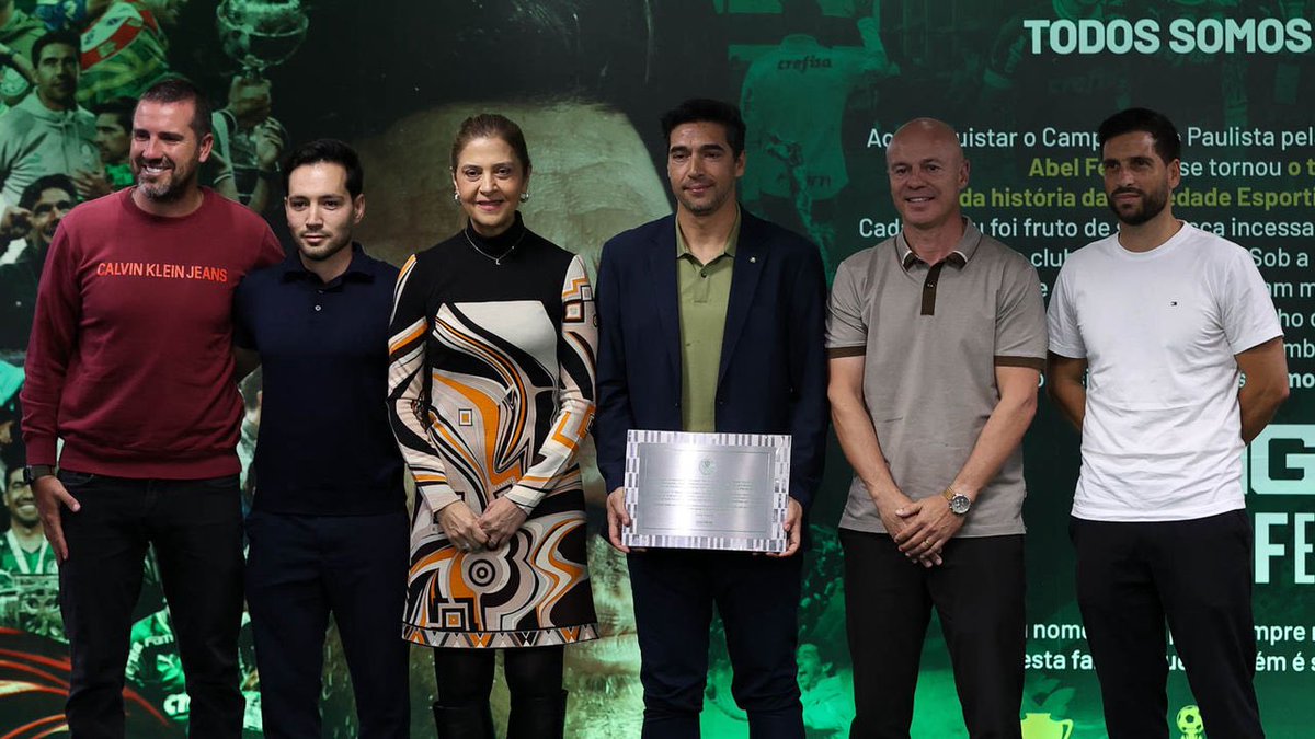leilapereiralp's tweet photo. Nossa Sala de Troféus foi palco de uma homenagem ao nosso treinador, Abel Ferreira. #avantipalestra https://t.co/ZGO66S6QTJ