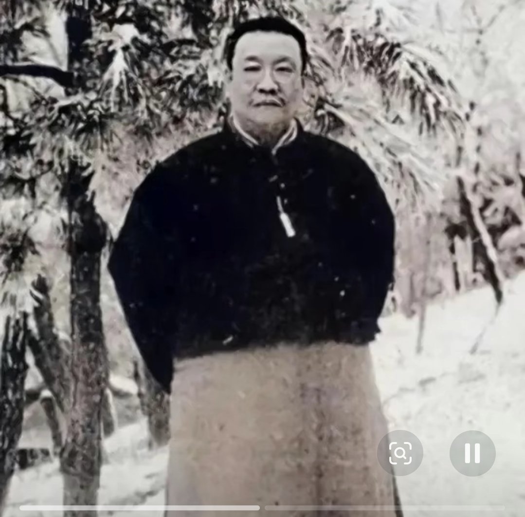szygls's tweet photo. 1879年浙江巡抚谭钟麟午睡之后，路过通房丫头卧室时与之发生关系，而就是这一次丫头便怀了孕，一年后生下一子，便是后来大名鼎鼎的风云人物：谭延闿。

1879年的杭州暑热难耐，浙江巡抚谭钟麟用过午饭，歪在书房的凉榻上歇了一个晌，醒来时他独自沿着游廊慢慢踱步。行至后院角落一间耳房门前，隔着竹帘隐隐听见里面有动静。

这屋里住的是府里一个通房丫头，姓李，原籍河北，自幼被卖进府中，平日里寡言少语，只默默做些贴身的零碎活计。

谭钟麟那天不知是午睡初醒的一时迷怔，还是那暑气蒸得人心里浮躁，竟随手掀了帘子进去。李丫头见是老爷，慌忙起身请安，手足无措地立在一旁。这一进去，便有了片刻的温存。

事情过去也就过去了，谭钟麟并没有太放在心上，他那时已年近花甲，仕宦生涯阅人无数，府中姬妾丫鬟也不止一个，这不过像是长夏午后的一片微澜，转眼就归于沉寂。

谁知那片微澜底下，竟悄悄凝成了一粒种子。几个月后，李丫头身子渐渐起了变化，吃不下饭，时常干呕。府里的大夫一请脉，连忙给太太们道喜——这丫鬟竟有了身孕。正室夫人脸色自然不大好看，但谭钟麟倒没有嫌弃，只是淡淡说了句：“既然怀了，便好生养着吧。”

于是李丫头依旧住在后院那间小耳房里，既没有挪到上等的厢房，也没有格外添置仆妇，依旧做着分内的活计，只是少了一些夜间的传唤。

1880年1月下旬，李丫头在隆冬的杭州生下了一个男孩。孩子哭声洪亮，眉眼周正，谭钟麟依着族谱辈分，为他取名谭延闿，字组庵。这是谭钟麟晚年所得的一个庶子。李丫头并没有因生子而立刻抬高身份，依旧是个没名分的偏房。

吃饭时，谭家人按规矩团团围坐，她只能捧着碗站在桌角，伺候布菜斟酒，从不敢坐下。小小的谭延闿就坐在嫡母身边，一抬眼便能看见母亲低眉顺眼的样子，那身影在他心里刻下了一道极深的印记。

谭钟麟对这个幼子并没有格外宠溺，但在课读上却十分严厉。谭延闿五岁入家塾，天资出奇地好，过目成诵，下笔千言。

旁人只道是天生的聪颖，却很少有人知道，那孩子每每下了学回到后院，李丫头都要拉着他的手，一边做着针线，一边反复叮咛：“儿啊，你要好好地念书，你要给娘争口气。”

此后的路，他走得一步比一步扎实。十三四岁考取秀才，二十出头中举人，到1904年，他奔赴开封参加甲辰恩科会试。那一年是中国科举史上最后一次会试，各省举子云集。放榜那天，谭延闿的名字赫然列在第一名——会元。

消息传出，湖南一省为之轰动，因为这是有清以来湖南两百多年间出的第一位会元。殿试之后，他中式进士，授翰林院编修。那封喜报一路传到长沙谭府时，已然致仕在家的谭钟麟捻须而笑，老泪在眼眶里打转。

而最深的那一声欢喜，却是后院里李老太太发出来的——她这一生从未那样高声说过话，也从未那样痛快地流过泪。也就是从那天起，谭府再开饭时，有人搬过一把椅子，轻声对她说：“您请坐。”她愣了许久，才颤巍巍坐下，拿起筷子，却久久没有夹菜。

如果故事只到这里，谭延闿也不过是旧式官宦之家中一个从庶出逆袭的科举才子。可时代的巨轮已经碾到了眼前，他没能安安稳稳做他的翰林。

晚清的湖南，维新与革命的浪潮涌荡得最急，谭延闿迅速从书斋走向了时代的浪尖。他积极参与立宪运动，当选湖南谘议局议长，成为朝廷与地方之间的风云人物。

1911年辛亥革命爆发，湖南光复，焦达峰、陈作新被推为正副都督，但不久便在兵变中遇难。局势一片混乱时，大家把目光投向了那个能文能武、人望极高的谭延闿，他应声而出，被推举为湖南都督，从此踏上军政舞台。

他这一生三次督湘，两度退隐，政海浮沉中走得远比许多人更久。枪法极准，百步穿杨，湘军上下戏称他“翰林将军”。饮食又极精，创下了极尽讲究的“组庵菜”，至今仍是湘菜中的一大渊薮。他的书法浑厚雍容，是民国书坛的一代大家。然而这些风雅功夫的背后，有一件事，他比什么都较真。

1917年，他那位从丫头熬了大半辈子的老母亲在上海病逝。谭延闿扶灵回湖南茶陵祖坟安葬，族中长辈却搬出宗法礼教，说李老太太是妾室，棺木只能从侧门或后门抬出，绝不准走正门。

谭延闿一言不发，翻身仰面躺在母亲的灵柩之上，喝令杠夫起棺。他仰天大喊：“我谭延闿死了！今日出殡，走正门！”族众面面相觑，谁也不敢阻拦。那一口沉重的棺木，在一片寂静中，堂堂正正地从正门抬了出去。这个举动比任何檄文都更猛烈地撕裂了那些陈腐的规矩。

因为母亲的遭际，他在婚姻上也有一种近乎执拗的忠贞。原配夫人方榕卿早逝后，他发誓终身不再续弦，更不纳妾。后来孙中山先生想撮合他与宋美龄，他郑重婉谢，亲自登门拜宋美龄的母亲为干娘，从此与宋美龄以兄妹相称，一生礼敬有加，绝无逾矩。

1930年，谭延闿在南京病逝，时任国民政府行政院长，身后极尽哀荣。当人们历数他这一生的传奇时，恐怕很少有人会想到，那一串跌宕起伏的故事，最初不过是1879年杭州巡抚衙门里，一个暑热午后的偶然。