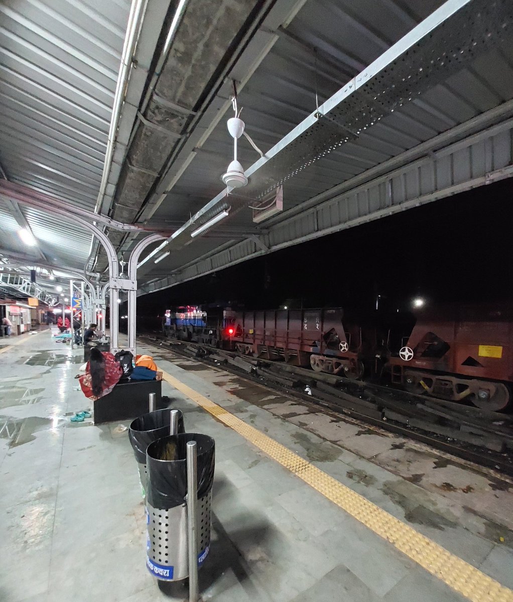 addoaditya's tweet photo. @RailwaySeva all mosquito machine are off at damoh railway station. Dustbin is just below the fan. Despite knowing the terror of mosquitos at Damoh railway station why all machines are closed? Why fan is installed just above dustbin? https://t.co/qgpJUpL6YL