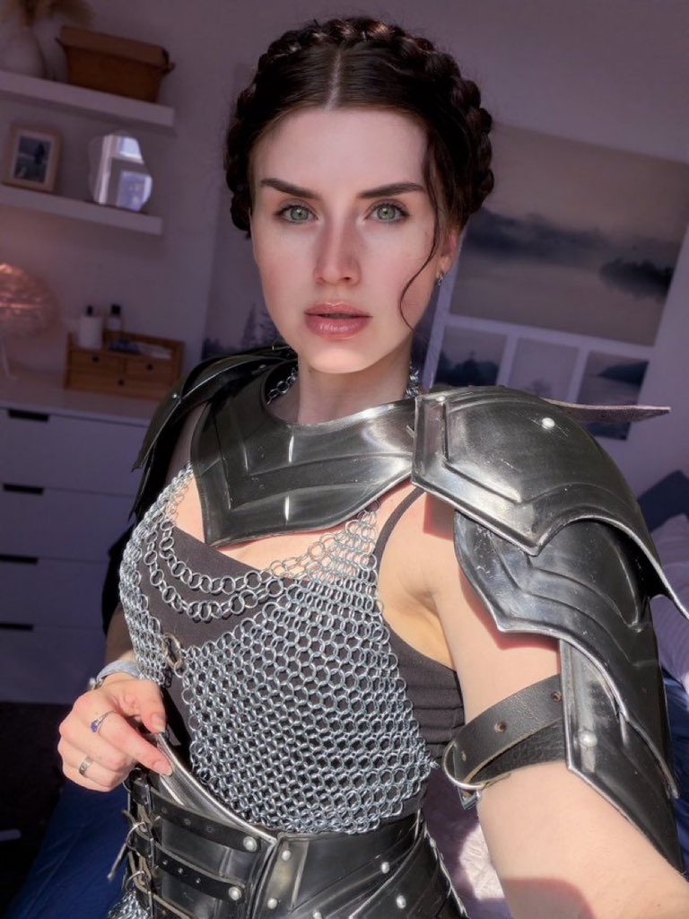 AdelineFrostty's tweet photo. Battle ready, who’s with me? https://t.co/7LoxNkJBXE