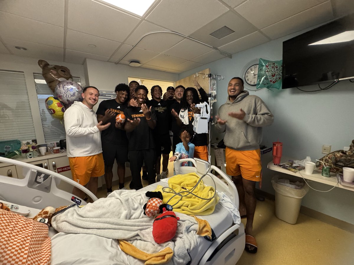 SidW23's tweet photo. Blessed and grateful to have an impact on the community! @dollychildrens @Nick_DiMeglio1 @Vol_Football #GBO 🍊 https://t.co/mB1QNZFvQU