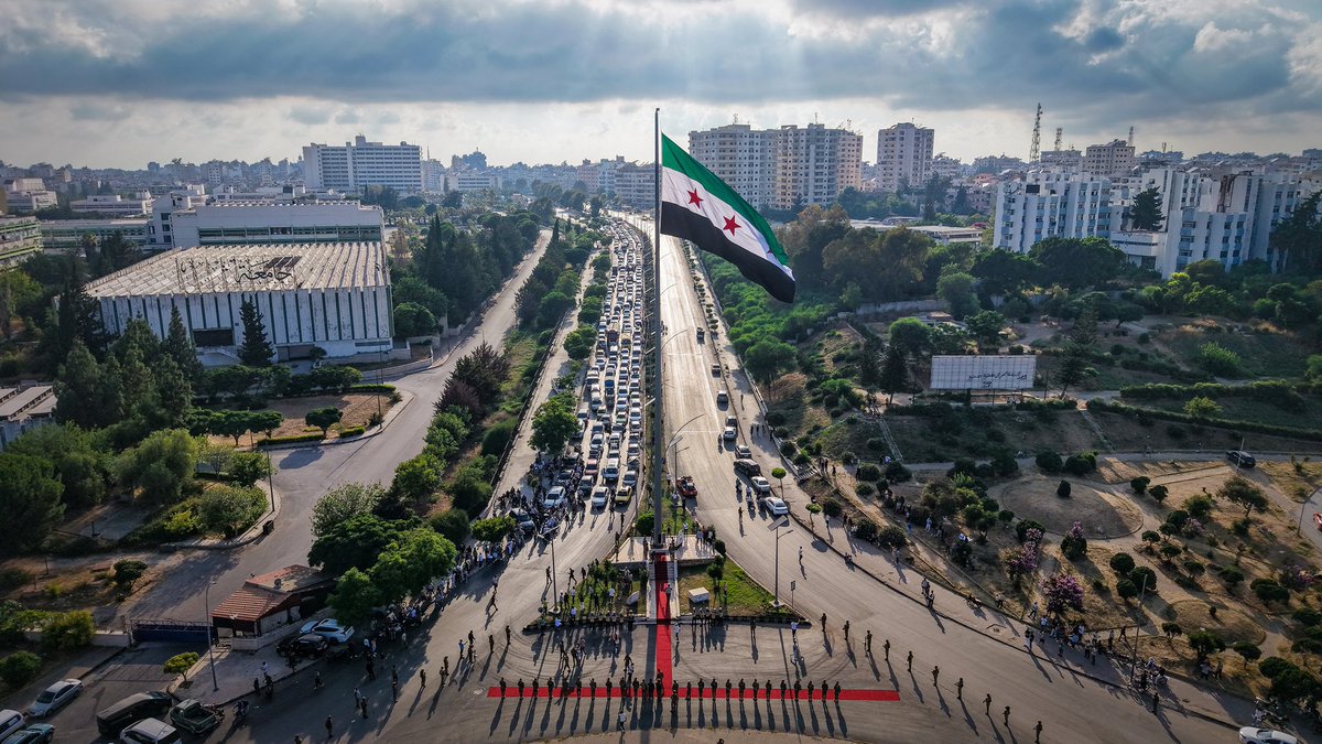 ivarmm's tweet photo. الجيش العربي السوري يرفع علم الجمهورية العربية السورية وسط مدينة اللاذقية 💚 https://t.co/BoTw4v5sll