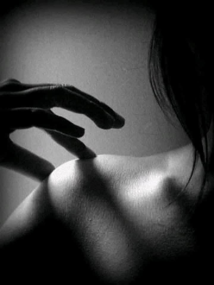 dany12789's tweet photo. L’eleganza di un uomo 
la trasmette a chi 
le vive accanto…

Buonanotte🖤🌙 https://t.co/6L2GwE72Cj