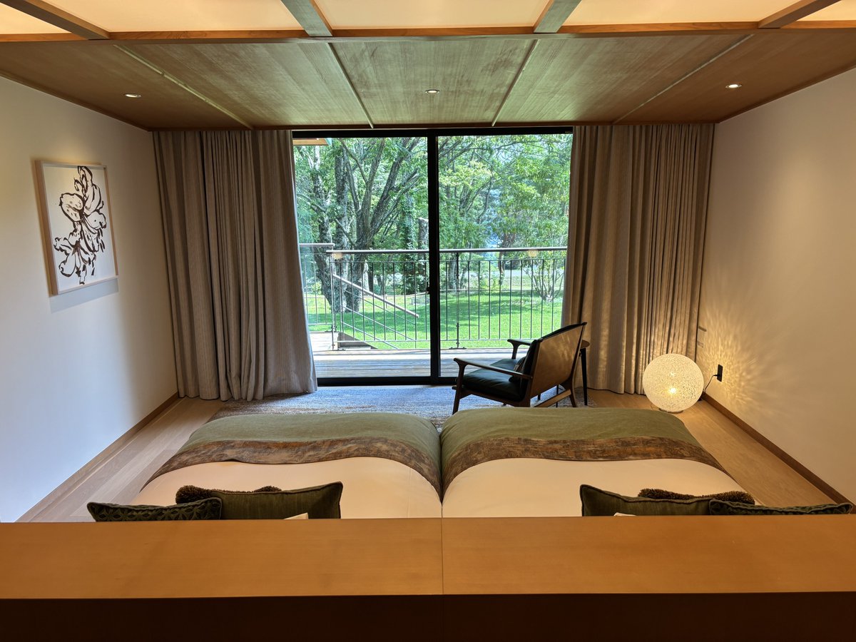 zaikabou's tweet photo. 妻はよくいろんなものが当たるんですが、XでSHARPさんから『THE HIRAMATSU 軽井沢 御代田』のヴィラスイート2食付き宿泊を貰ったとのことでご相伴に預かったところ、マジかよ…とオロオロしてしまうような豪華さだった。122.8m²、広々リビングに寝室2つにキッチンにテラスにプライベートガーデン… https://t.co/tpjUaYp5UG