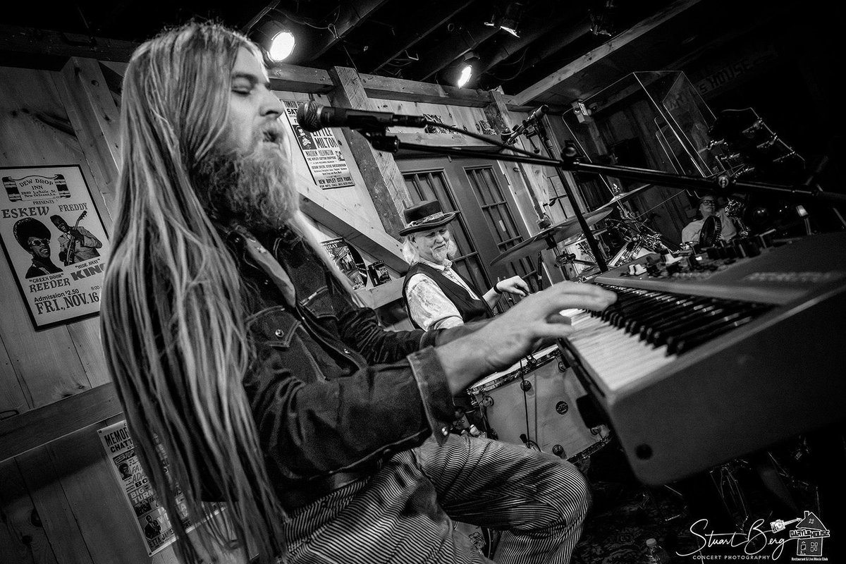 DarylsHouseClub's tweet photo. Stuart Berg too some great pix of the Slambovians Circus of Dreams show! Thank you for capturing. Enjoy! #stuartberg #slamboviancircusofdreams #darylshouseclub https://t.co/n9kKuWDeFu