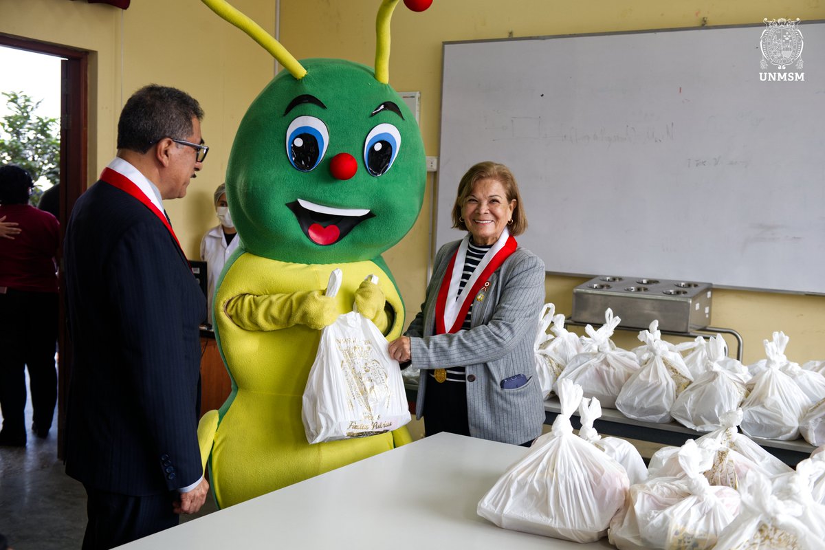 UNMSM_'s tweet photo. 🍽️🇵🇪 La tradición también se vivió en la sede San Juan de Lurigancho.

La rectora de la UNMSM, Dra. Jeri Ramón Ruffner, junto al vicerrector académico de Pregrado, Dr. Carlos Francisco Cabrera Carranza, y autoridades universitarias, compartieron con la comunidad estudiantil el tradicional Almuerzo Especial Sanmarquino por Fiestas Patrias.

🦁 En esta sede se distribuyeron 300 almuerzos especiales y se reconoció a Sebastián Becerra, estudiante de la Facultad de Ciencias Contables, quien obtuvo el primer ticket y se convirtió en el "Gusano" de la jornada.

❤️ Una tradición que fortalece la identidad sanmarquina, el bienestar estudiantil y el orgullo de pertenecer a la Decana de América.

Fotos: Rogelio Llosa 

Lee la nota completa aquí:
https://t.co/OFh88VCD6o