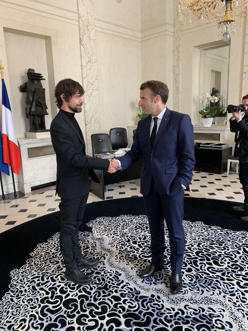 FrDesouche's tweet photo. 2018 : Jack Dorsey, cofondateur de Twitter et alors directeur général de la plateforme, participe au sommet « Tech for Good » organisé par Emmanuel Macron à l’Élysée.

7 juin 2019 : Macron reçoit personnellement Jack Dorsey et évoque avec lui une « régulation intelligente » des réseaux sociaux.

2019 : il lui adresse publiquement ce message : « Je compte sur toi, Jack. »

Juin 2020 : Macron téléphone au patron de Twitter pour soutenir la plateforme dans son affrontement avec Donald Trump autour de la modération de ses publications.

2020 : l’Élysée reconnaît que Macron et Dorsey échangent directement.