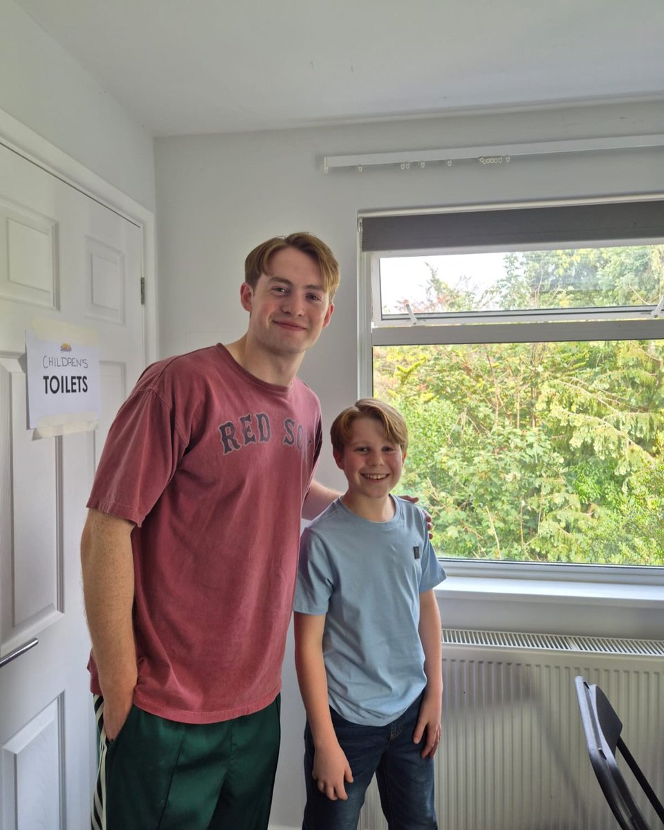 kconnorupdate's tweet photo. kit connor with the younger version of nick nelson on the set of "heartstopper forever" https://t.co/JQOTmiS1B4