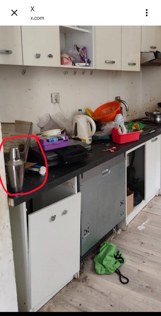 komby7's tweet photo. @TomasRoud Jenom vtip, tohle vypadá jako barmanský shaker, ktery bych nečekal u někoho koho bych podle stavu úklidu tipoval na konzumenta krabicáku.. https://t.co/X2DH2pYgug