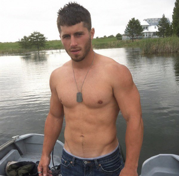BurgerBoss00's tweet photo. #fishing #boat #chain #jeans https://t.co/ZONYQmNNId