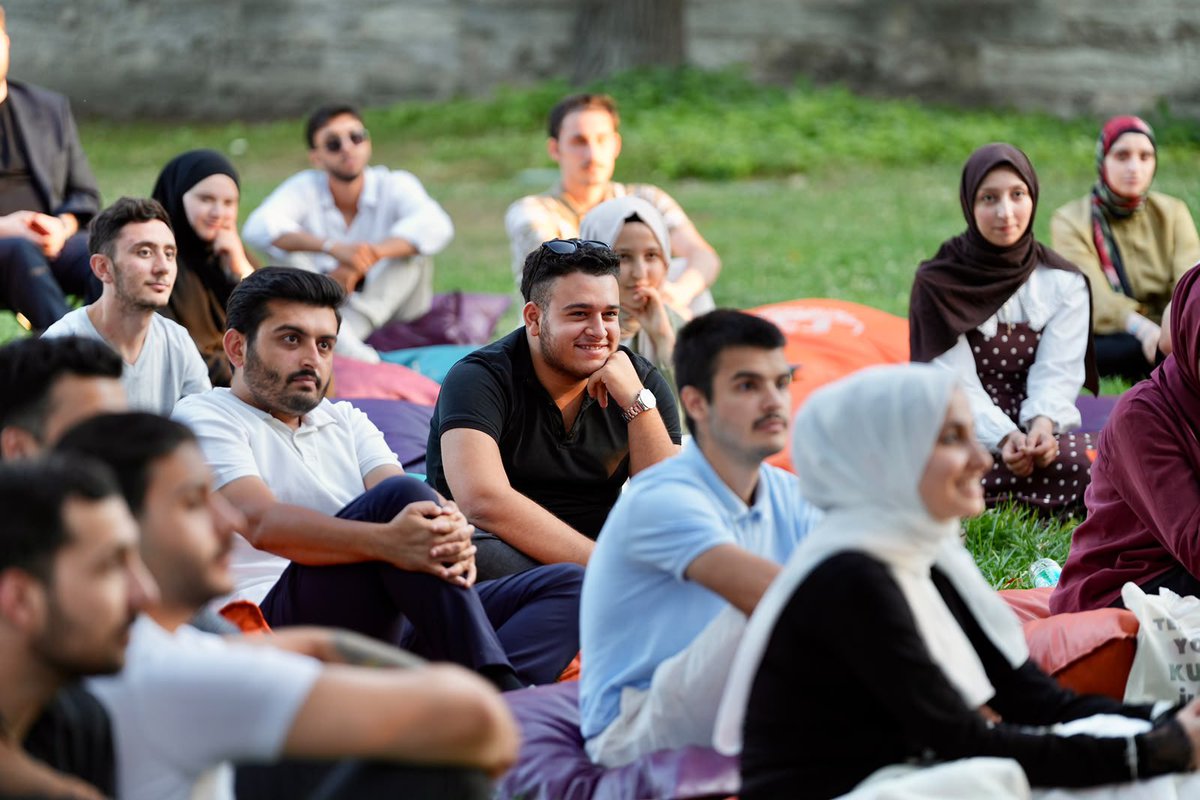 akgencistanbul's tweet photo. Dehasıyla tarihe yön veren Mimar Sinan’ın vefat yıl dönümünde, “Mimar Sinan’ın İzinde” programımızla Süleymaniye Camii’ndeydik.

İl Başkan Yardımcımız Sn. @HGorgul ve İl Gençlik Kolları Başkanımız Sn. @nevzayucetr’nin katılımlarıyla gerçekleşen programda; Prof. Dr. Suphi Saatçi hocamızdan Süleymaniye Camii’nin mimari sırlarını dinledikten sonra, Mimar Sinan’ı kabri başında dualarla yâd ettik.