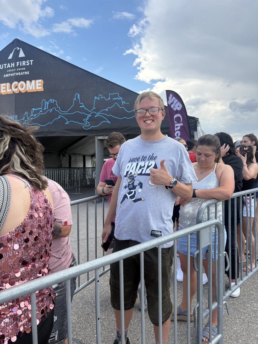 USUtheRightBlue's tweet photo. My not so little bro is repping the brand and pumped to meet his childhood celebrity crush, Hilary Duff π
#AggiesAllTheWay #BackThePAC https://t.co/6ucBjC2YV0
