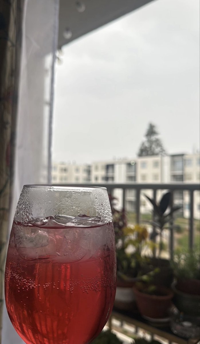 samuelignacioca's tweet photo. Lluvia + Gin https://t.co/M7urugOhTR