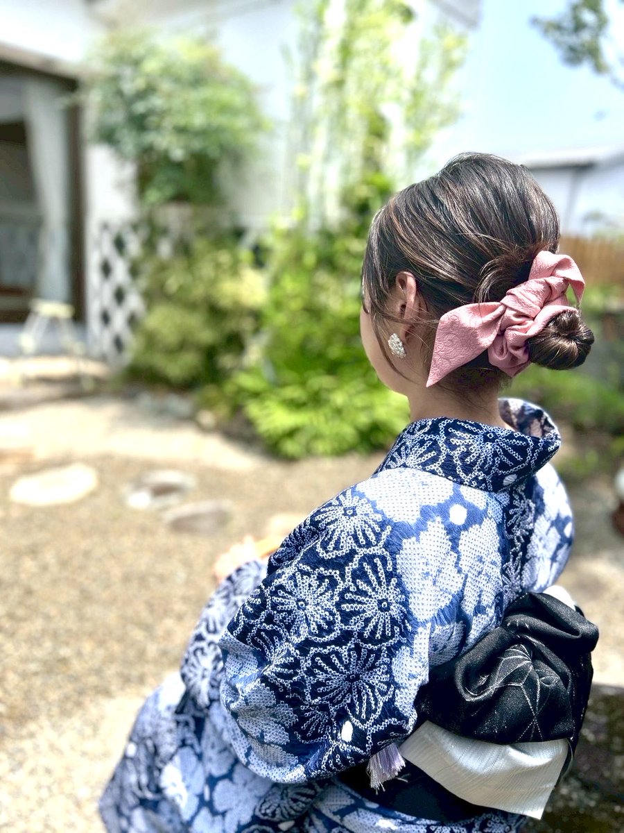 shakunone's tweet photo. 『ゆかた木綿のリボンシュシュ』とか、ありかな？

呉服店に眠ってる、浴衣の生地を活用したいんだ。(※写真の2枚目と3枚目は、昨年つくった｢きものシルクのリボンシュシュ｣)

きっとカワイイと思うんだけど、どうだろう？ https://t.co/cJQUkq6Dj0